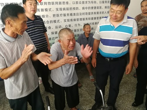 图为:靳小新老人看到帮扶组一行兴奋地鼓起双掌 图为:靳小新老人看到帮扶组一行兴奋地鼓起双掌