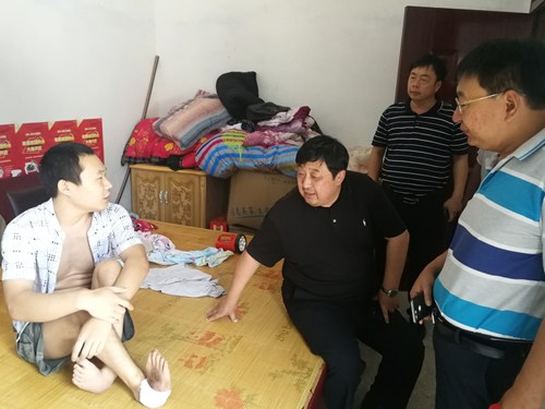 图为:陈晓林一行在省威尼斯平台登录驻村第一书记吕俊峰陪同下深入钱吉美家看望慰问 图为:陈晓林一行在省威尼斯平台登录驻村第一书记吕俊峰陪同下深入钱吉美家看望慰问