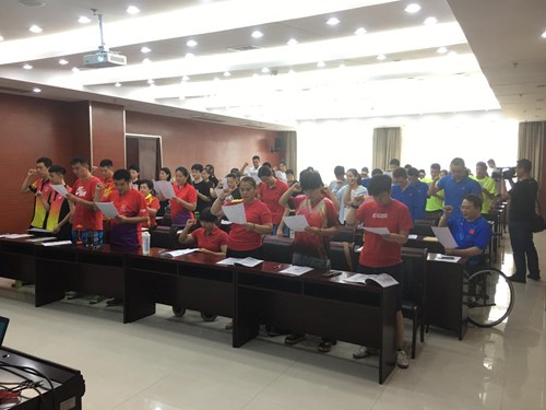 图为河南代表团反兴奋剂宣誓 图为河南代表团反兴奋剂宣誓