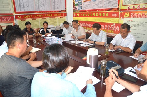图为:座谈会现场 图为:座谈会现场