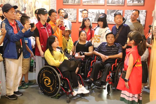 图为参观现场 图为参观现场