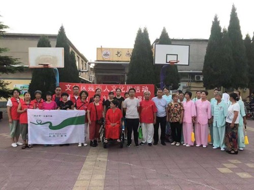 图为安阳市文峰区领导与演出人员合影留念 图为安阳市文峰区领导与演出人员合影留念