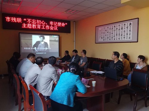 图为观看记录片《初心极赔岩,从未改变》 图为观看记录片《初心极赔岩,从未改变》