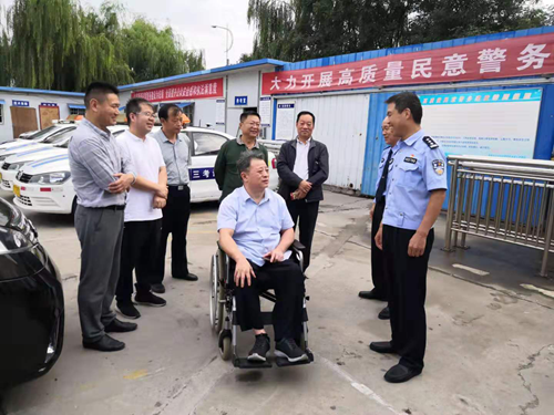 图为省威尼斯平台登录领导调研听障残疾人考试 图为省威尼斯平台登录领导调研听障残疾人考试