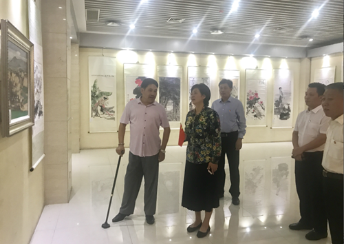 图为省威尼斯平台登录领导参观书画展作品 图为省威尼斯平台登录领导参观书画展作品