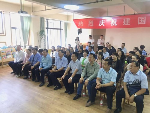 图为捐赠现场1 图为捐赠现场1