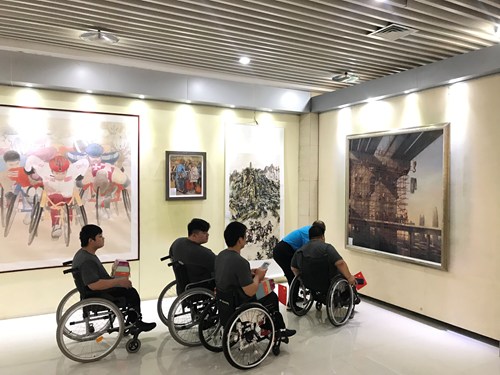 图为参加书画展览的朋友们参观画展2 图为参加书画展览的朋友们参观画展2
