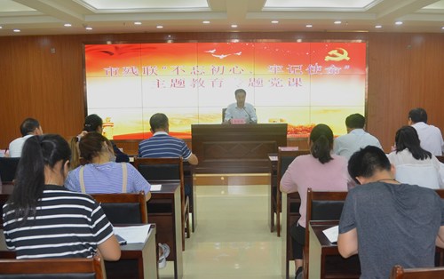 图为:会议现场 图为:会议现场