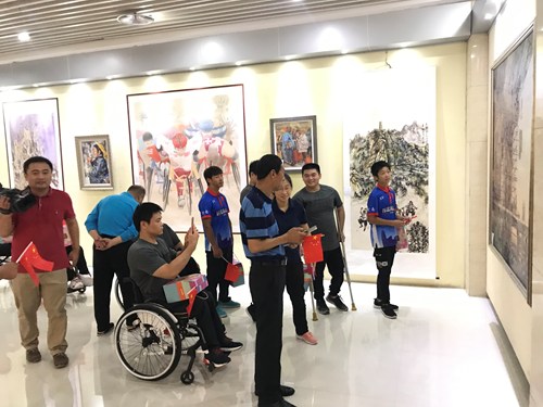 图为参加书画展览的朋友们参观画展1 图为参加书画展览的朋友们参观画展1