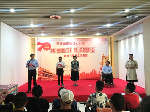 图为参加书画艺术展的领导上台讲话 图为参加书画艺术展的领导上台讲话