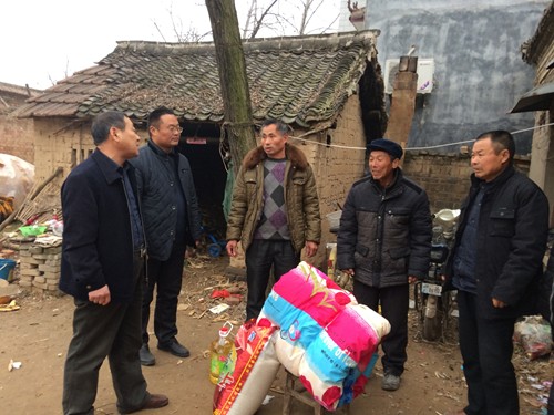 图为县残联一行深入贫困户家庭