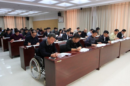 图为 认真答题 图为 认真答题