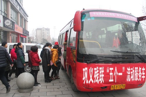 图为搭车参加活动 图为搭车参加活动