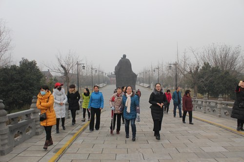 图为在杜甫故里游览 图为在杜甫故里游览