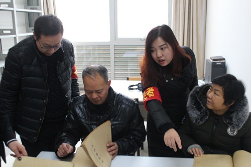 图为在图书馆体验阅读 图为在图书馆体验阅读