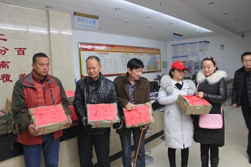 图为发放书籍 图为发放书籍
