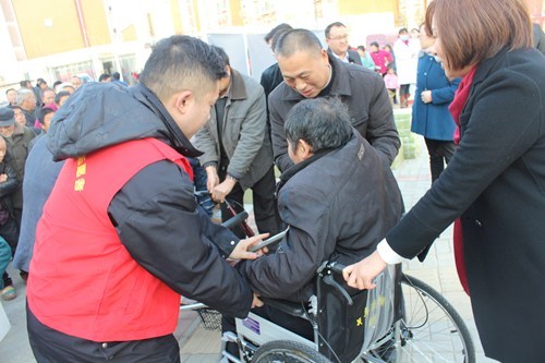 图为为残疾人送去轮椅 图为为残疾人送去轮椅