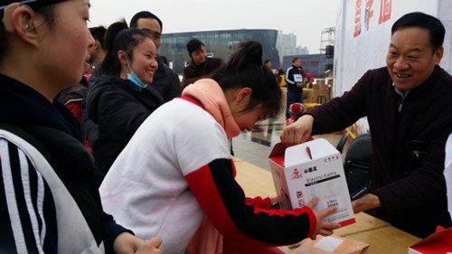 图为:洛阳市残联副理事长张国美为残疾人青年女子组获奖者颁奖 图为:洛阳市残联副理事长张国美为残疾人青年女子组获奖者颁奖