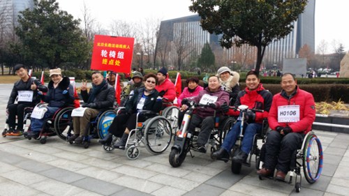 图为:残疾人轮椅组运动员在终点处合影 图为:残疾人轮椅组运动员在终点处合影