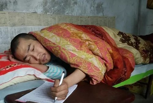 图为郭永卫在进行写作 图为郭永卫在进行写作