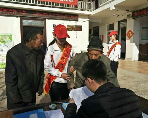 图为助残志愿者提供帮扶服务 图为助残志愿者提供帮扶服务