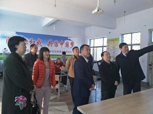 图为与会领导调研鹤山区残疾人工作 图为与会领导调研鹤山区残疾人工作