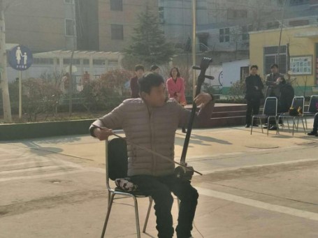 图为:残疾人进行二胡表演 图为:残疾人进行二胡表演
