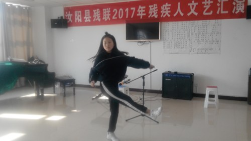 图为:残疾人朋友进行舞蹈表演 图为:残疾人朋友进行舞蹈表演