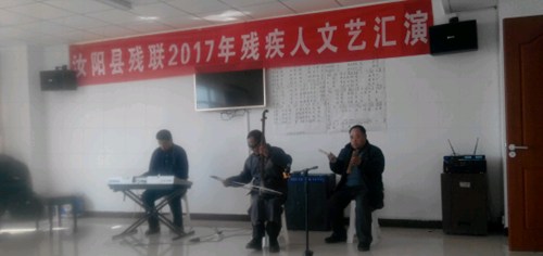 图为:残疾人朋友进行乐器表演 图为:残疾人朋友进行乐器表演
