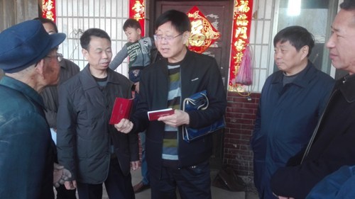 图为督查组在华龙区入户查看两项补贴资金发放情况 图为督查组在华龙区入户查看两项补贴资金发放情况