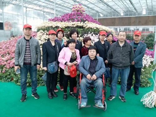 图为:残疾人朋友与志愿者合影留念 图为:残疾人朋友与志愿者合影留念
