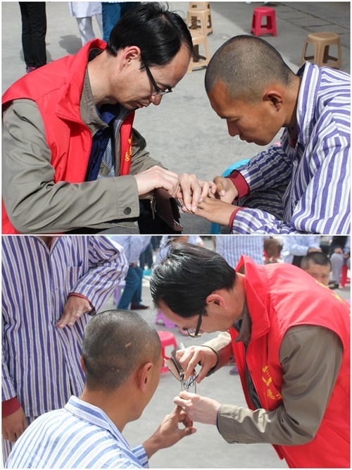 图为志愿者在为患者剪指甲 图为志愿者在为患者剪指甲