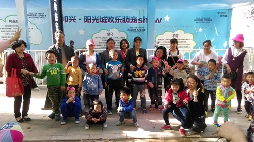 图为 跟小动物一起合影 图为 跟小动物一起合影