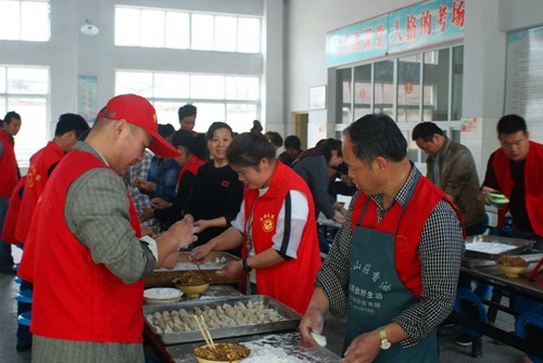 图为包饺子活动现场 图为包饺子活动现场