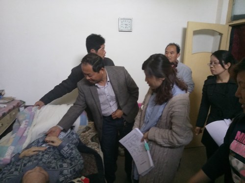 图为获嘉县残联入户为重度残疾人办理残疾证 图为获嘉县残联入户为重度残疾人办理残疾证