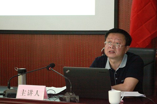 图为白敬德解读残疾人无障碍建设政策 图为白敬德解读残疾人无障碍建设政策
