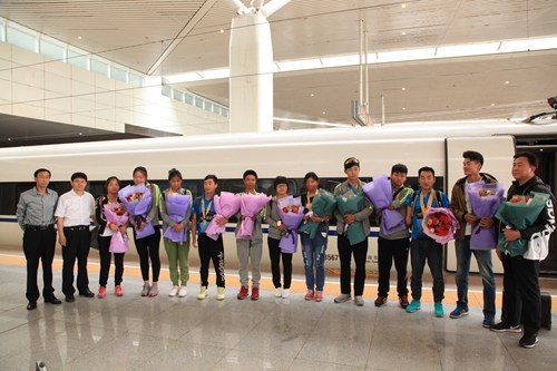 图为我省残疾人自行车运动员凯旋归来 图为我省残疾人自行车运动员凯旋归来