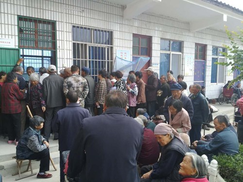 图为:白衣阁乡敬老院人头攒动 图为:白衣阁乡敬老院人头攒动