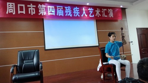 图为演出现场 图为演出现场