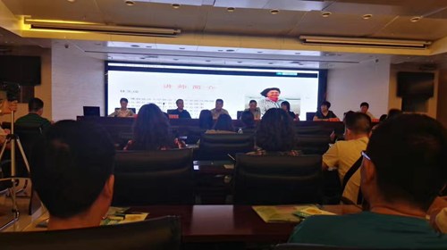 图为:张国美副理事长为观众介绍讲师林美媛女士 图为:张国美副理事长为观众介绍讲师林美媛女士