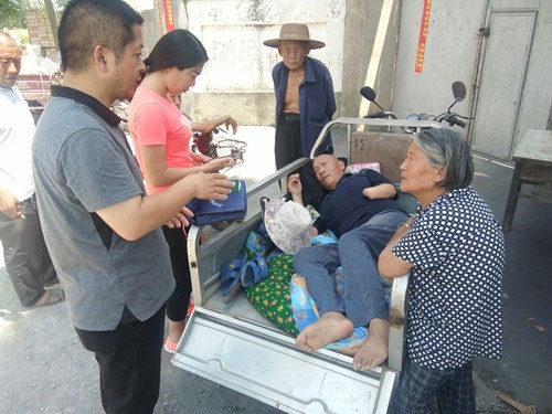 图为项城市残联深入王明口镇苗庄行政村为建档立卡贫困残疾人免费办理残疾人证 图为项城市残联深入王明口镇苗庄行政村为建档立卡贫困残疾人免费办理残疾人证