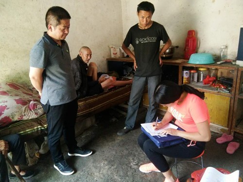 图为项城市残联深入郑郭镇张堂行政村为建档立卡贫困残疾人免费办理残疾人证 图为项城市残联深入郑郭镇张堂行政村为建档立卡贫困残疾人免费办理残疾人证
