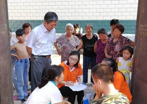 图为入户调查现场 图为入户调查现场