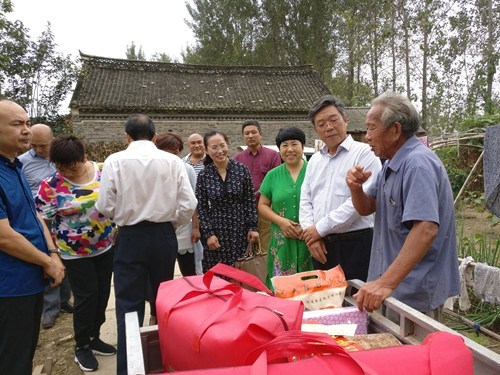 图为助残志愿者为残疾人送去棉被阻篮臣、米面等生活用品 图为助残志愿者为残疾人送去棉被阻篮臣、米面等生活用品