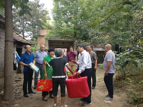 图为助残志愿者到残疾人家中为残疾人送物资 图为助残志愿者到残疾人家中为残疾人送物资