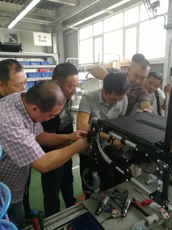 图为学员实操演练 图为学员实操演练