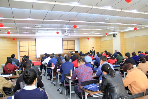 图为专家为学员授课 图为专家为学员授课