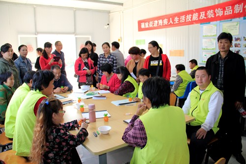 图为培训学员观摩农疗站 图为培训学员观摩农疗站