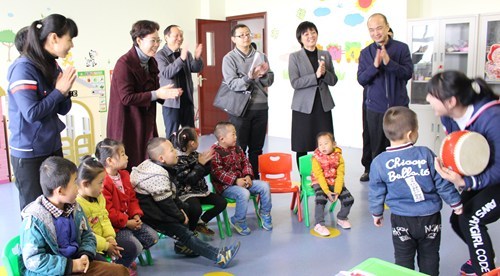 图为在济源市残疾人康复服务中心与智障儿童互动 图为在济源市残疾人康复服务中心与智障儿童互动