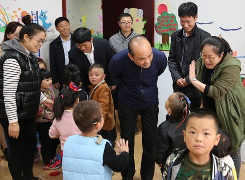 图为在省残疾人综合服务中心看望接受听力语言康复训练的听障儿童 图为在省残疾人综合服务中心看望接受听力语言康复训练的听障儿童